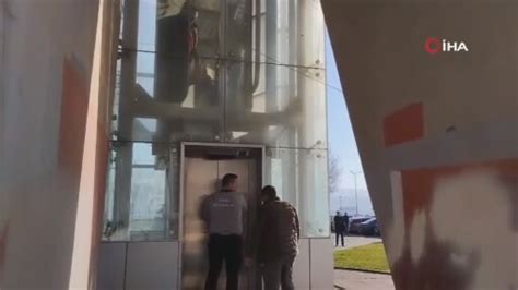 Arıza yapan asansörün kabini havada asılı kaldı, vatandaşlar mahsur kaldı